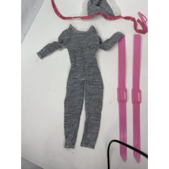 Vintage 1983 Ski Party Barbie Designer Collection #7079 Outfit Pink Skis & Poles - Picture 3 of 7